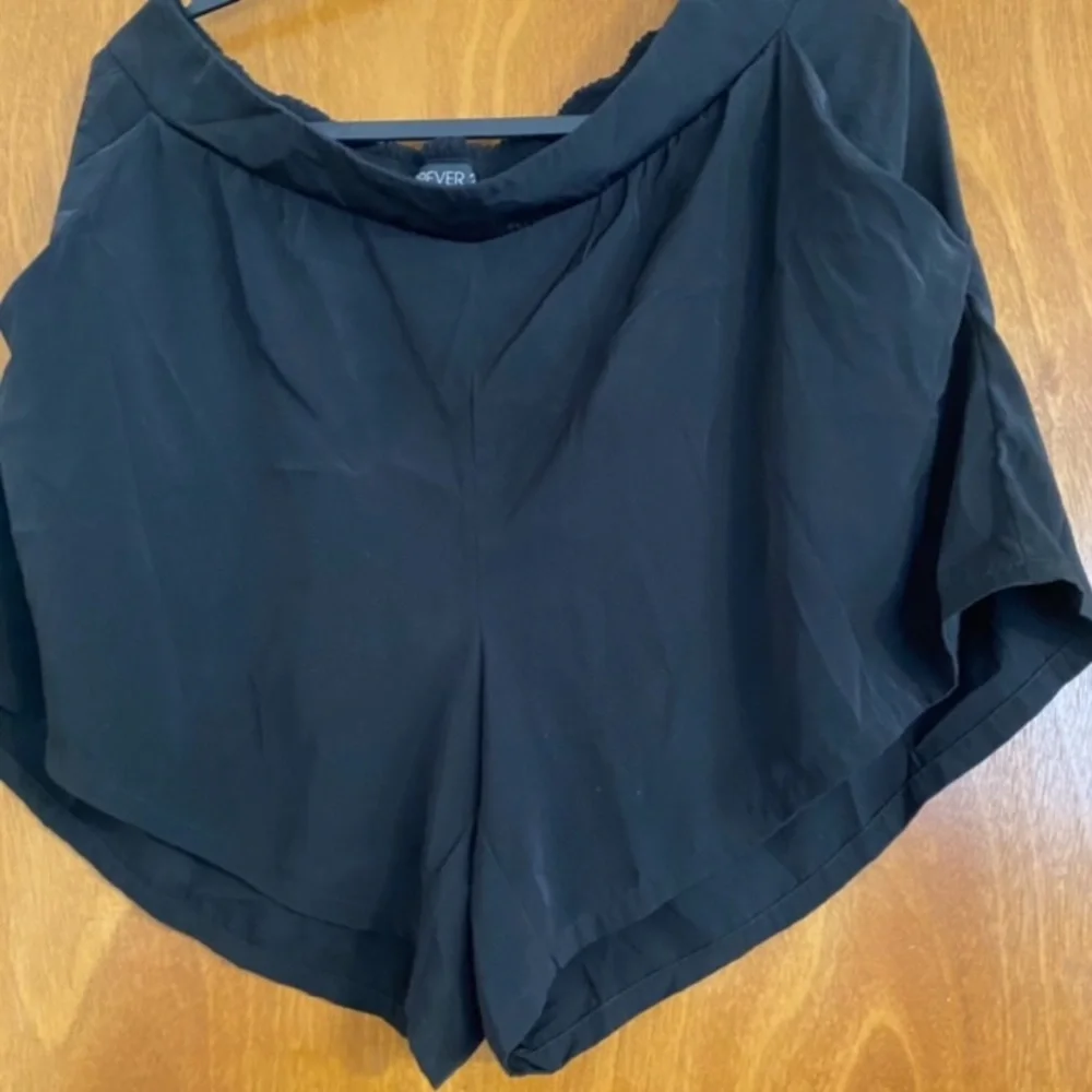 Forever 21 plus size black shorts size 1X - Picture 2 of 5